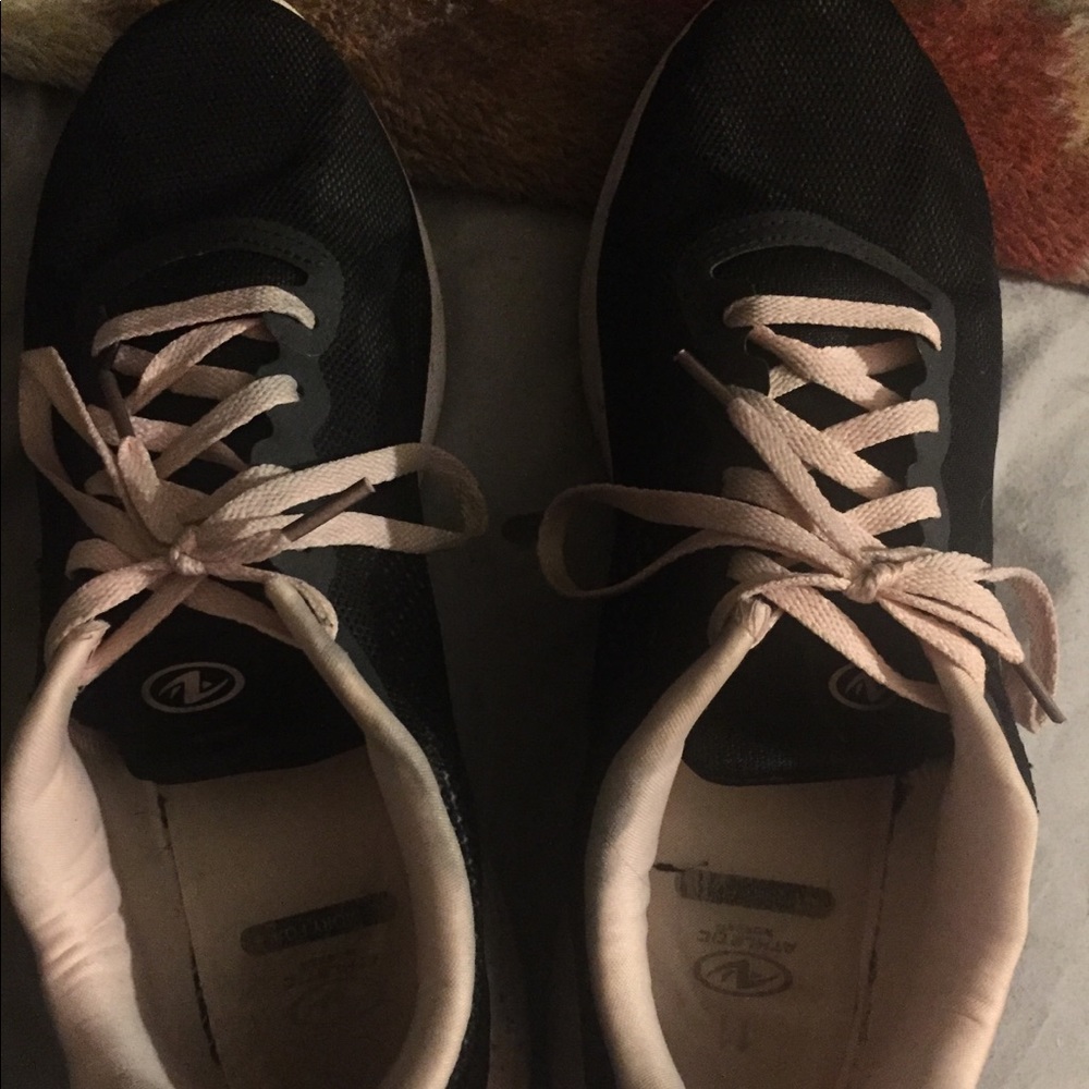 Tennis shoes